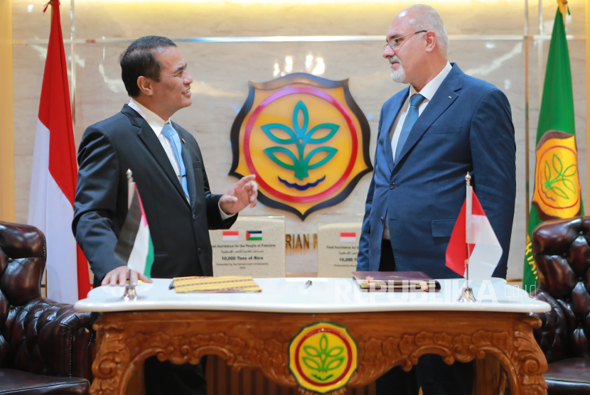 Pemerintah Indonesia menyalurkan bantuan kemanusiaan berupa 10.000 ton beras kepada Palestina. Bantuan ini diserahkan langsung secara simbolis oleh Menteri Pertanian (Mentan) Andi Amran Sulaiman kepada Menteri Pertanian Negara Palestina Rezq Basheer-Salimia pada Senin (7/7/2025) di Kantor Pusat Kementerian Pertanian (Kementan), Jakarta Selatan.