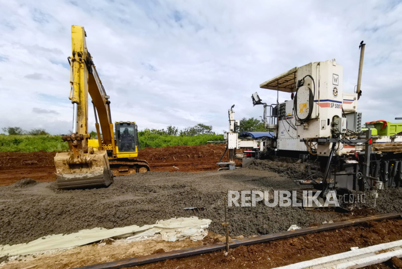 Pemerintah Indonesia terus melanjutkan proyek Jalan Tol Bocimi (Bogor-Ciawi-Sukabumi) yang saat ini telah memasuki pembangunan Seksi 3 (Cibadak–Sukabumi Barat) sepanjang 13,7 km.