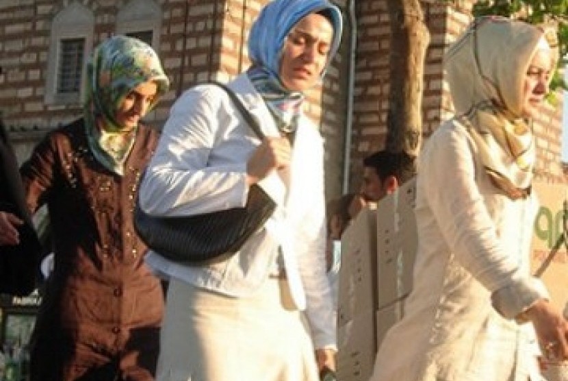 Pemerintah Iran tetapkan busana untuk pegawa perempuan di Negeri Mullah tersebut.