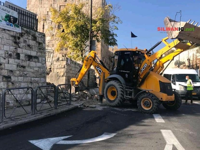 Israel Bongkar Tangga Menuju Masjid Al-Aqsa. Pemerintah Israel yang menduduki Kota Yerussalem baru-baru ini menghancurkan sebuah tangga menuju salah satu gerbang kompleks Masjid al-Aqsa, Ahad (29/11).