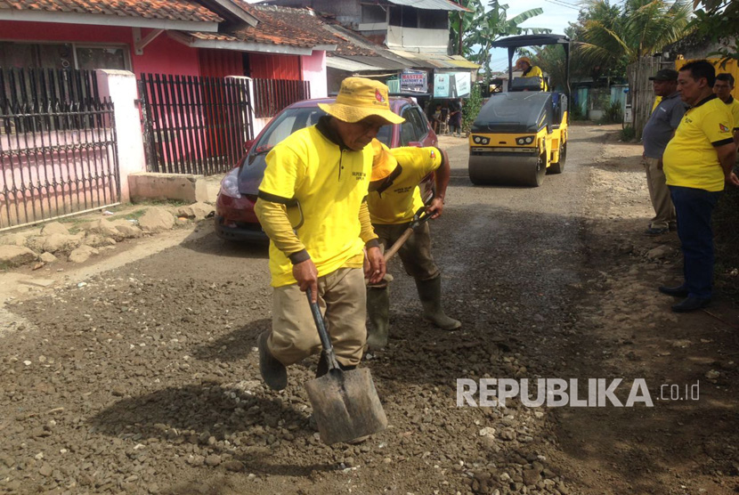 Pemerintah Kabupaten Bandung melakukan Gerakan Tutup Lubang (GTL) serentak di jalan-jalan kabupaten yang berlubang yang dikerjakan oleh Dinas Pekerjaan Umum dan Penataan Ruang (PUPR).