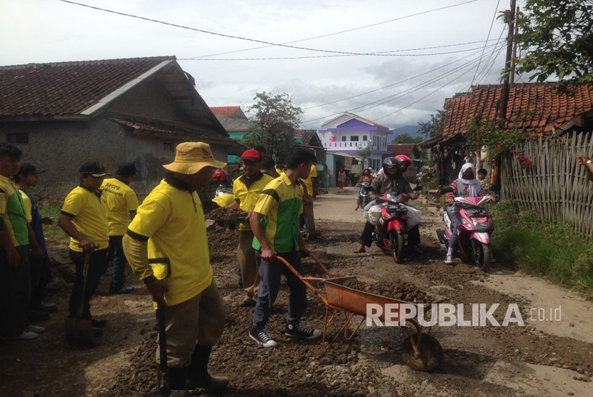 Pemerintah Kabupaten Bandung melakukan Gerakan Tutup Lubang (GTL) serentak di jalan-jalan kabupaten yang berlubang yang dikerjakan oleh Dinas Pekerjaan Umum dan Penataan Ruang (PUPR).