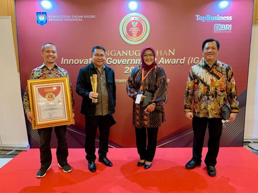 Pemerintah Kabupaten Bogor berhasil menempati urutan ketiga di ajang Innovative Government Award (IGA) 2020 yang diselenggarakan oleh Badan Litbang Kementerian Dalam Negeri, Jumat (18/12).