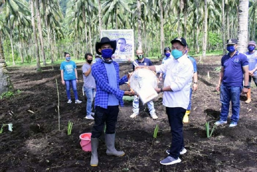  Pemerintah Kabupaten Gorontalo terus mendukung petani mengembangkan potensi komoditas kelapa, mengingat luasnya lahan perkebunan kelapa lebih dua juta hektar, menurut data Badan Pusat Statistik (BPS).