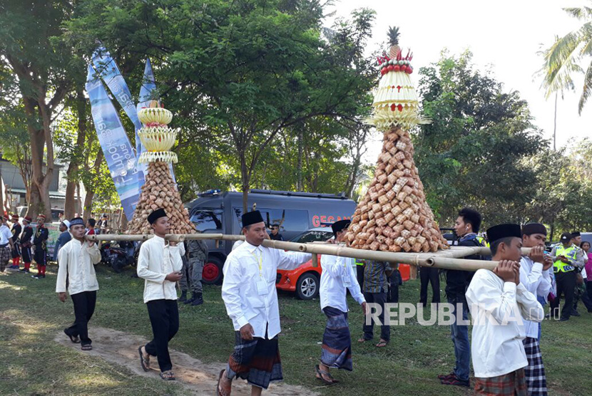 Pemerintah Kabupaten Lombok Barat menggelar perayaan lebaran topat di Pantai Duduk, Batulayar, Ahad (2/7) pagi. 