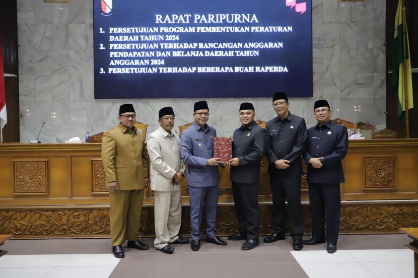 Pemerintah Kabupaten (Pemkab) Bandung bersama DPRD Kabupaten Bandung mengesahkan Rancangan Anggaran Pendapatan Belanja Daerah (RAPBD) Kabupaten Bandung Tahun Anggaran 2024 sebesar Rp 5,9 triliun.