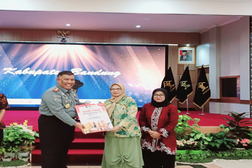 Pemerintah Kabupaten (Pemkab) Bandung dinobatkan sebagai Kabupaten/Kota peduli hak asasi manusia terbaik di Indonesia sepanjang tahun 2022 oleh Kementerian Hukum dan HAM (Kemenkumham) Republik Indonesia. 