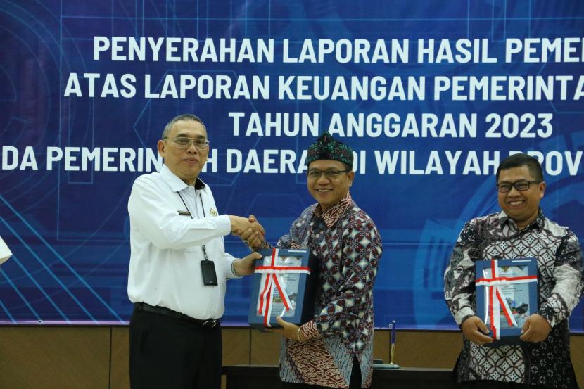 Pemerintah Kabupaten (Pemkab) Bandung kembali meraih Opini Wajar Tanpa Pengecualian (WTP) sebanyak 8 kali berturut-turut dari Badan Pemeriksa Keuangan (BPK RI). 