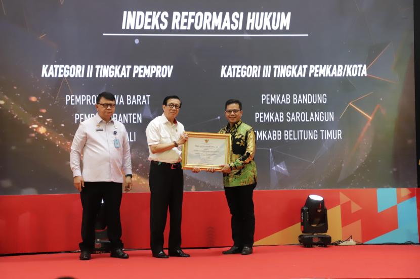 Pemerintah Kabupaten (Pemkab) Bandung meraih penghargaan dari Kementerian Hukum dan HAM sebagai kabupaten/kota terbaik atau Peringkat ke-1 di Indonesia dalam kategori Indeks Reformasi Hukum dalam kegiatan Rapat Pengendalian Capaian Kinerja dan Refleksi Akhir Tahun.