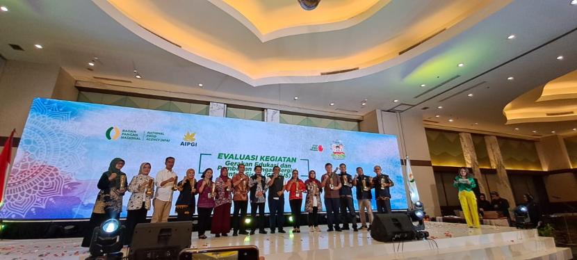 Pemerintah Kabupaten (Pemkab) Bandung meraih Penghargaan Terbaik 1 Kategori Kabupaten yang Berkomitmen Untuk Keberlanjutan Pelaksanaan Gerakan Edukasi dan Pemberian Pangan Bergizi untuk Siswa (GENIUS) dari Badan Pangan Nasional (Bapanas) atau National Food Agency (NFA).