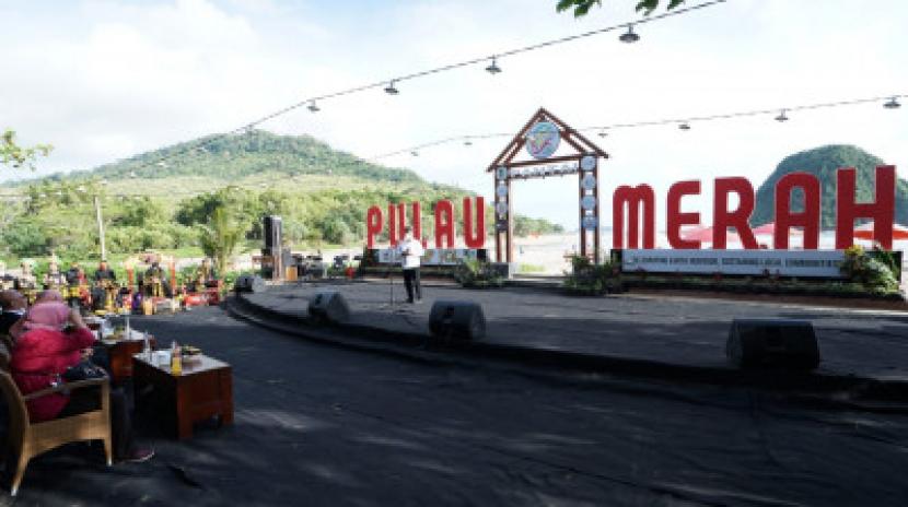 Pemerintah Kabupaten (Pemkab) Banyuwangi didukung Kementerian PPN/Bappenas menggelar Educamp Ijen Geopark Festival  mulai Sabtu (20/3) sampai Minggu (21/3) di geosite Pantai Pulau Merah.