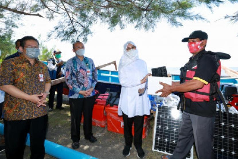 Pemerintah Kabupaten (Pemkab) Banyuwangi memberikan bantuan kepada kelompok nelayan, Jumat (7/5). 