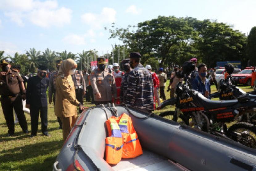 Pemerintah Kabupaten (Pemkab) Banyuwangi mengadakan apel kesiapsiagaan bencana hidrometeorolog di Taman Blambangan Banyuwangi, Senin (25/10).