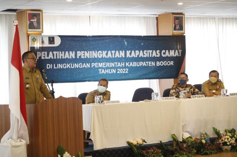 Pemerintah Kabupaten (Pemkab) Bogor berupaya meningkatkan kapasitas para Camat se-Kabupaten Bogor, sebagai pemimpin di wilayahnya masing-masing. Oleh karena itu, para camat diberikan Pelatihan Kapasitas Camat.