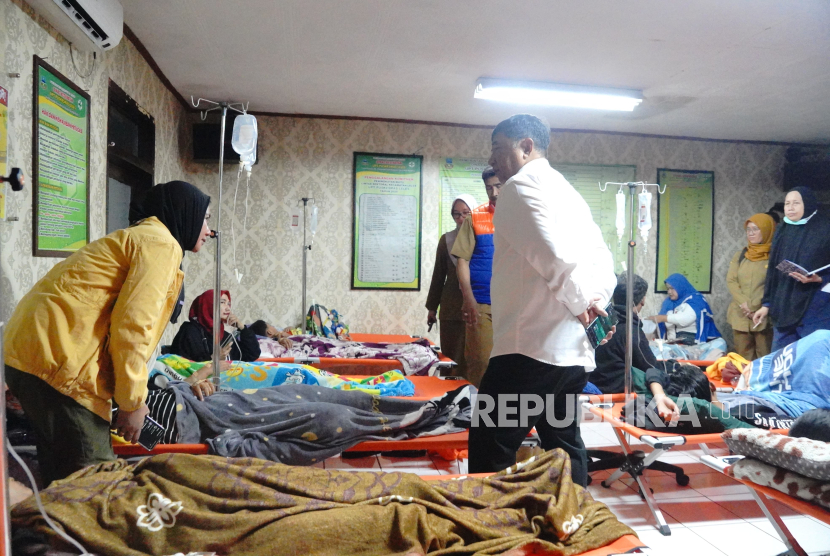 Pemerintah Kabupaten (Pemkab) Garut menetapkan status kejadian luar biasa (KLB) dalam kasus keracunan massal yang menimpa 147 orang diduga akibat setelah mengkonsumsi makan bergizi gratis (MBG) di wilayah Kecamatan Kadungora. Seluruh biaya pengobatan korban ditanggung oleh pemerintah melalui belanja tidak terduga (BTT). 
