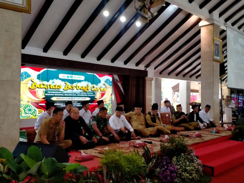 Pemerintah Kabupaten (Pemkab) Malang bersama Baznas Kabupaten Malang dan Baznas Jawa Timur melaksanakan kegiatan Nuzulul Quran dan Santunan 1.000 Anak Yatim di Pendopo Agung, Malang, Senin (10/4/2023).