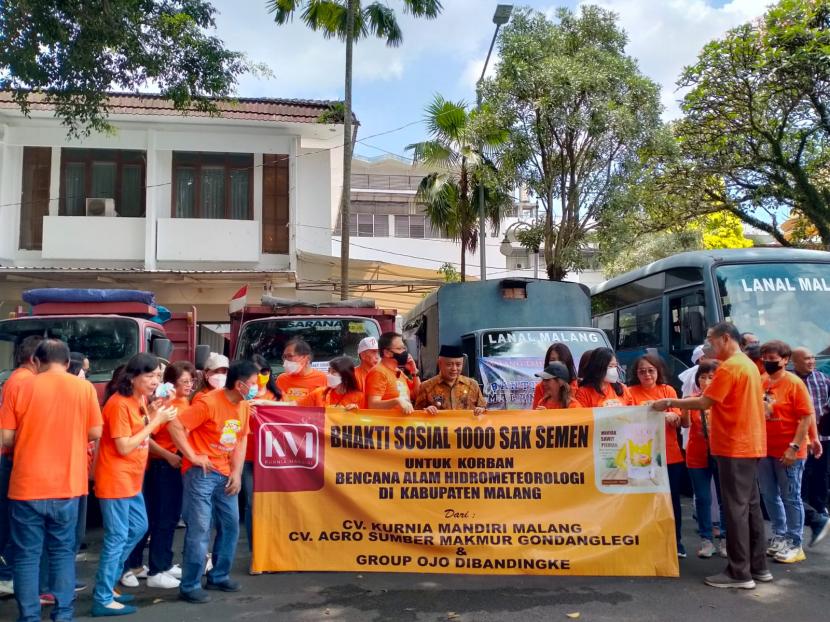 Pemerintah Kabupaten (Pemkab) Malang bersama sejumlah stakeholder dan pihak swasta menyalurkan bantuan sosial semen untuk para korban bencana hidrometeorologi di Pendopo Agung Malang, Kamis (3/11/2022).   