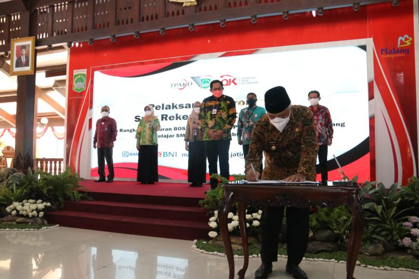 Pemerintah Kabupaten (Pemkab) Malang melakukan penandatangan komitmen bersama dalam program Satu Rekening Satu Pelajar di Kepanjen, Kabupaten Malang, Jumat (27/8). 