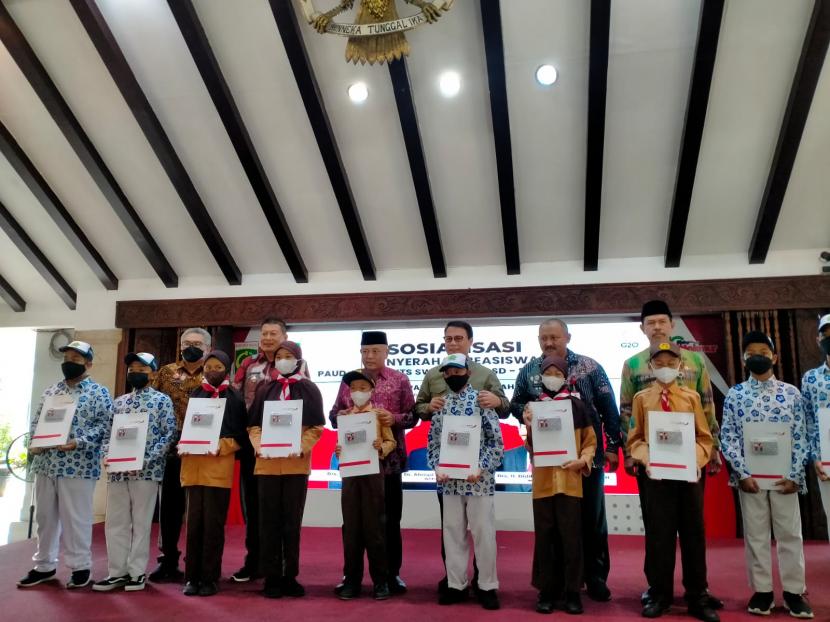 Pemerintah Kabupaten (Pemkab) Malang menyalurkan beasiswa pendidikan kepada sejumlah siswa di Pendopo Malang, Jumat (14/10/2022). 