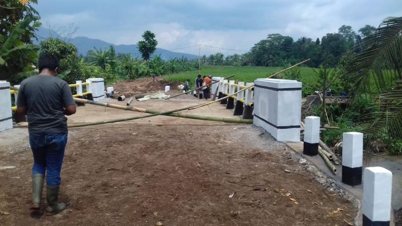 Pemerintah Kabupaten (Pemkab) Serang dan Kodim 0602/Serang sukses melaksanakan TNI Manunggal Membangun Desa (TMMD) di Desa Barugbug, Kecamatan Padarincang. 