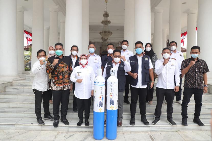  Pemerintah Kabupaten (Pemkab) Serang menerima bantuan tabung oksigen dari Kadin Provinsi Banten untuk penanggulangan Covid-19. 