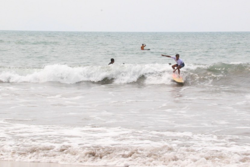 Wisata pantai di Banten kini lebih kondusif. Foto: Pemerintah Kabupaten Serang menggelar Anyer Surfing Competition di Pantai Jambu, Kecamatan Cinangka, Kabupaten Serang, Selasa-Rabu (3-4/12).