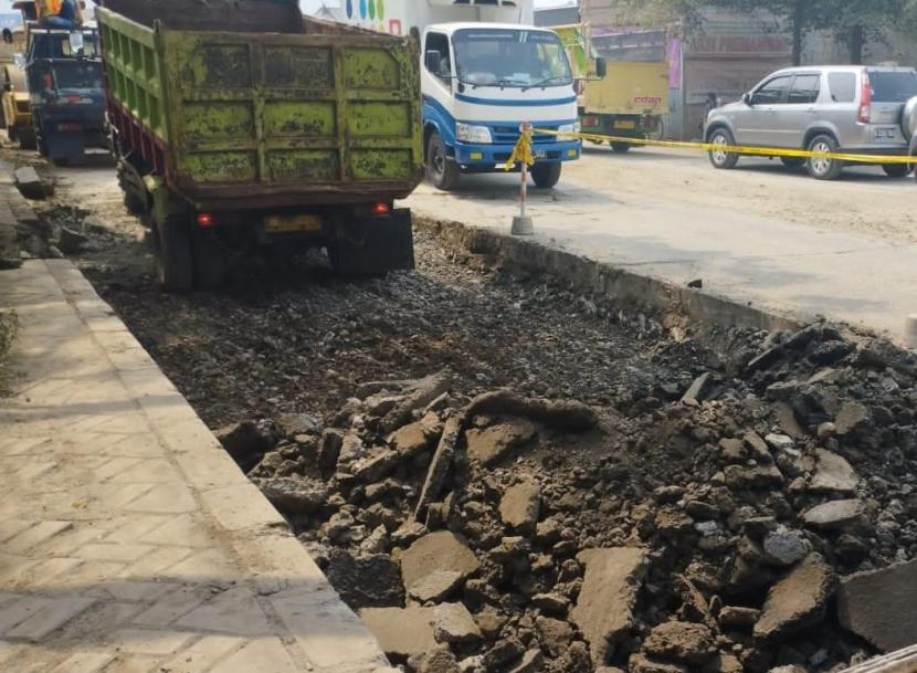 Pemerintah Kabupaten Tangerang melakukan perbaikan Jalan Raya Prancis, Kelurahan Dadap, Kecamatan Kosambi, Kabupaten Tangerang, Banten. Perbaikan dilakukan pada jalan tersebut sepanjang 2 kilometer (km) dan ditargetkan rampung pada akhir tahun depan. 