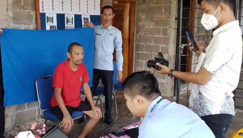 Pemerintah Kabupaten Tangerang menargetkan seluruh warganya, termasuk orang dengan gangguan jiwa (ODGJ) di Kabupaten Tangerang untuk memiliki kartu tanda penduduk elektronik (e-KTP)
