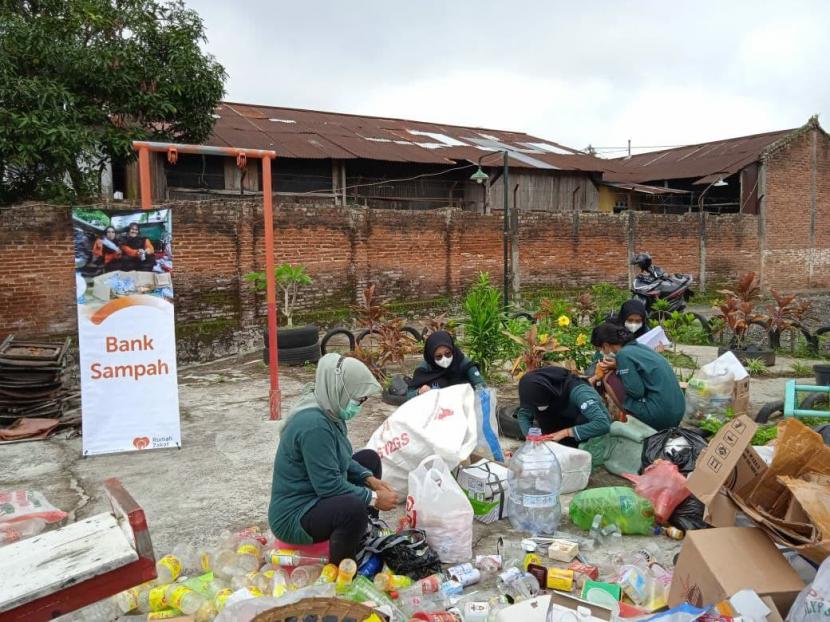 Pemerintah Kabupaten Temanggung telah meluncurkan Gerakan Temanggung BebasSampah untuk mengatasi permasalahan sampah di Kabupaten Temanggung.