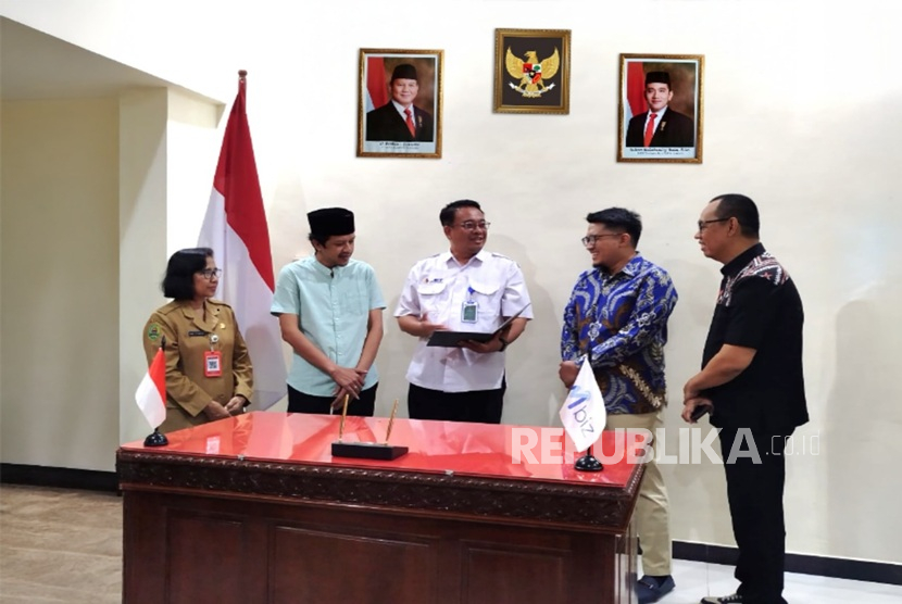 Pemerintah Kabupaten Trenggalek melalui PT Jwalita Energi Trenggalek (PT JET) resmi menjalin kerja sama dengan Mbizmarket, mitra resmi Toko Daring Lembaga Kebijakan Pengadaan Barang/Jasa Pemerintah Republik Indonesia (LKPP RI), dalam rangka meningkatkan efisiensi, transparansi, dan akuntabilitas dalam pengadaan barang dan jasa pemerintah.