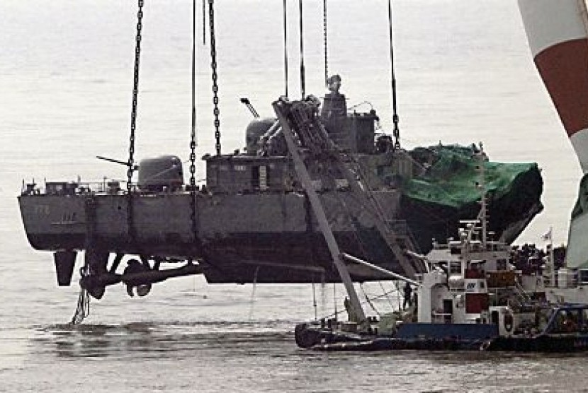 Pemerintah Korea Selatan menarik bangkai kapal perang Cheonan yang tenggelam. Korsel mengklaim kapal itu tenggelam akibat tembakan rudal Korut.
