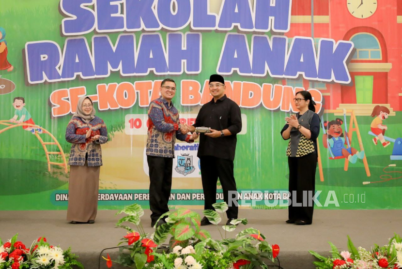 Pemerintah Kota Bandung bersama siswa, guru, orang tua, dan Forum Anak Kota Bandung mendeklarasikan komitmen bersama pembentukan Program Nasional Perlindungan Anak di satuan pendidikan. 