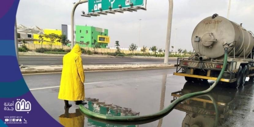Pemerintah Kota Jeddah, Arab Saudi telah menyiapkan peralatan dan tenaganya untuk menangani keadaan darurat akibat hujan di kota itu selama akhir pekan. Otoritas Arab Saudi Peringatkan Cuaca Buruk Hingga Hujan Es Mulai Kamis