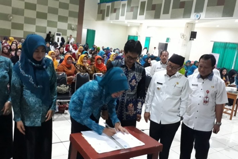 Pemerintah Kota Malang bersama Ikatan Dokter Anak Indonesia (IDAI), Ikatan Bidan Indonesia (IBI) dan TP PKK berkomitmen melakukan skrining hipotiroid kongenital pada bayi baru lahir di Gedung Kartini, Kota Malang, Rabu (30/10).