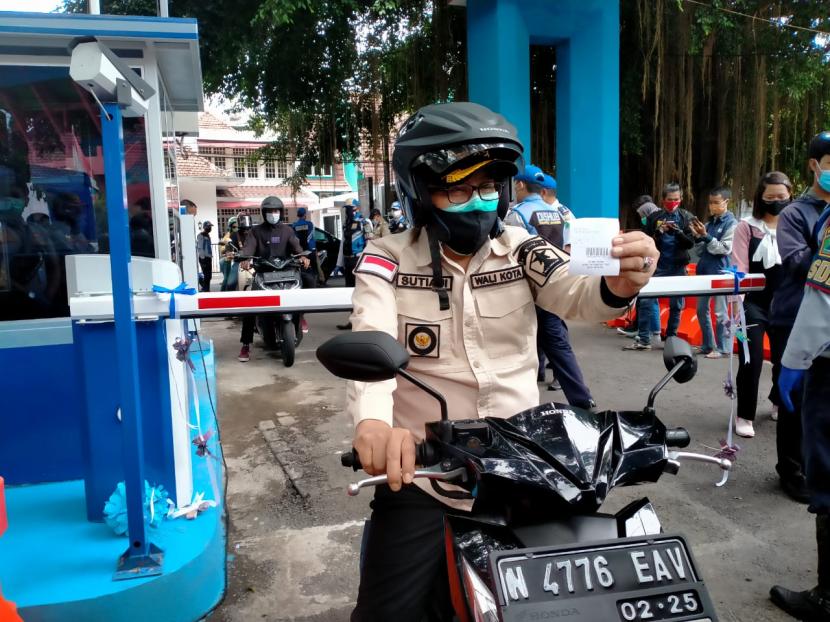 Pemerintah Kota Malang meluncurkan e-Parking di pintu masuk Stadion Gajayana, Kota Malang, Senin (4/1).