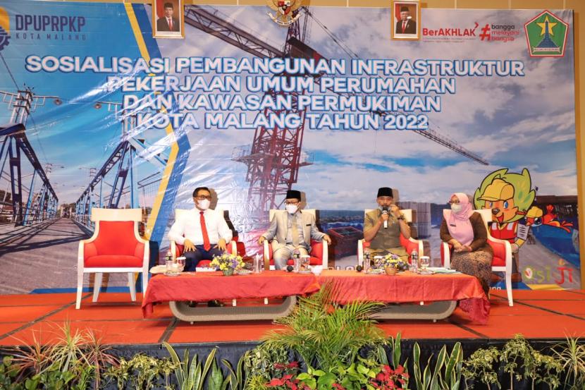 Pemerintah Kota Malang mengadakan Sosialisasi Pembangunan Infrastruktur Pekerjaan Umum, Perumahan dan Kawasan Permukiman Tahun Anggaran 2022 di Ijen Suites Resort and Conventionl Hotel, Kamis (27/1/2022).