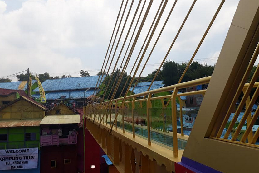 Pemerintah Kota Malang meresmikan Jembatan Kaca Pertama di Indonesia untuk menghubungan Kampung Wisata Tridi dan Kampung Wisata Jodipan (KWJ) atau Kampung Warna-warni pada Senin (9/10). 