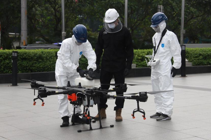Pemerintah Kota (Pemkot) Administrasi Jakarta Selatan bekerja sama dengan TNI Angkatan Udara (AU) dan Federasi Aero Sport Indonesia (FASI) melakukan penyemprotan cairan disinfektan dengan menggunakan drone untuk mencegah penyebaran virus corona di wilayah Jakarta Selatan. 