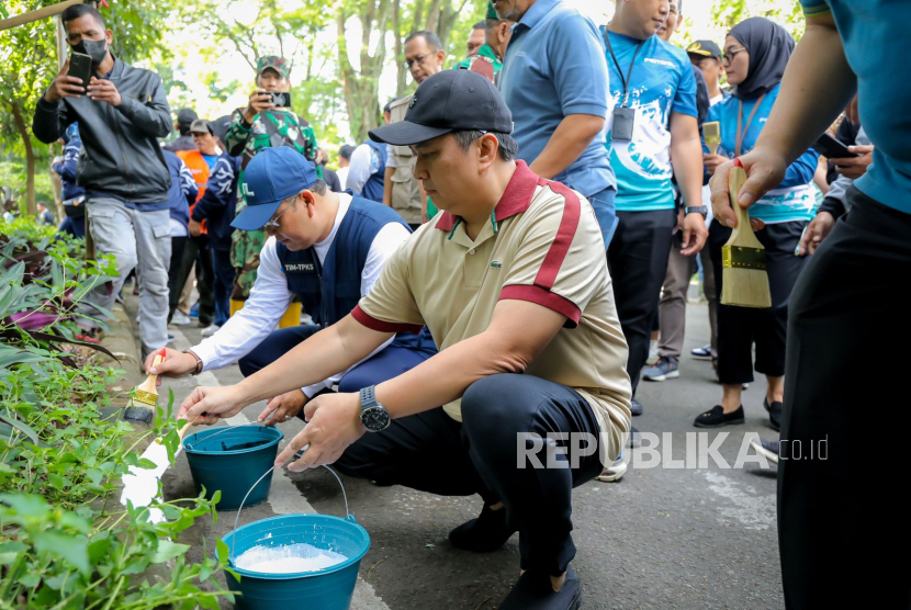 Pemerintah Kota (Pemkot) Bandung bersama seluruh lapisan masyarakat menggelar kegiatan perdana Jumat Bersih tingkat Kota Bandung di Jalan dr Otten, Taman Westhoff, Kecamatan Cicendo, Jumat (17/1/2025) pagi. 