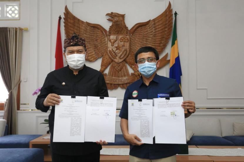 Pemerintah Kota (Pemkot) Bandung dan Badan Penyelenggara Jaminan Sosial (BPJS) Kesehatan Kota Bandung  menandatangani nota kesepakatan  tentang sinergitas program jaminan kesehatan nasional di Pendopo Kota Bandung, Jalan Dalem Kaum, Kamis (17/12).   