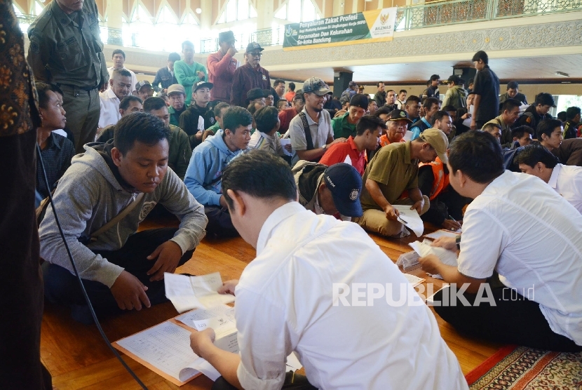 Pemberian tunjangan hari raya (THR) kepada ribuan pekerja (ilustrasi) 