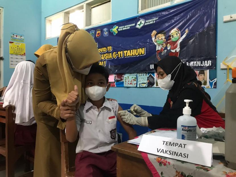 Pemerintah Kota (Pemkot) Banjar mulai melaksanakan vaksinasi Covid-19 kepada anak berusia 6-11 tahun pada Senin (20/12). Pelaksanaan vaksinasi kepada anak di Kota Banjar dilakukan setelah daerah itu mendapatkan izin dari pemerintah pusat bersama tujuh kabupaten/kota lainnya di Jawa Barat (Jabar).