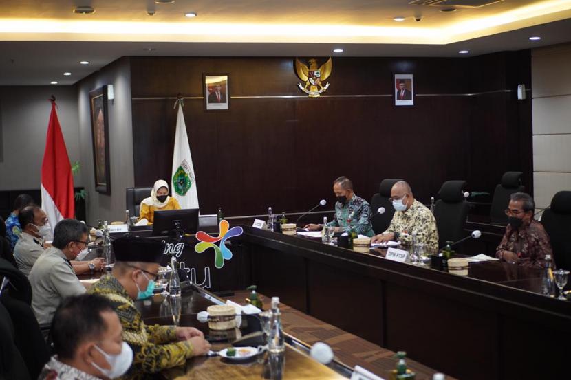 Pemerintah Kota (Pemkot) Batu melaksanakan Rapat Kesepakatan Verifikasi Aktual Lahan Sawah Dilindungi (LSD) Kota Batu di Rupatama Balai Kota Among Tani, Selasa (28/6/2022).