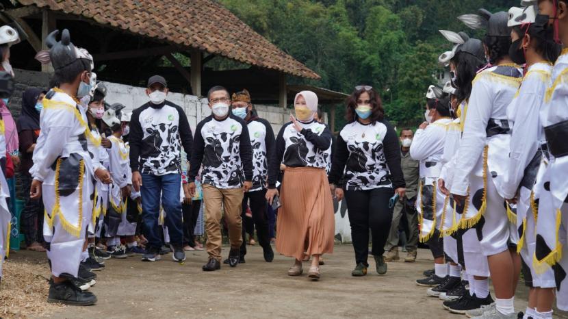 Pemerintah Kota (Pemkot) Batu membuka Festival Susu Sapi Brau 2021 di Dusun Brau, Desa Gunungsari, Kecamatan Bumiaji, Selasa (30/11). 