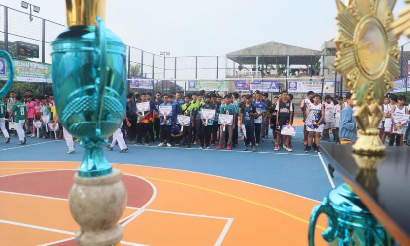 Pemerintah Kota (Pemkot) Bekasi memberikan penghargaan kepada tim-tim yang telah menunjukkan sikap fairplay yang luar biasa selama penyelenggaraan Sport Competition BSI FLASH (Festival & Liga antar Sekolah) 2023 Kota Bekasi.