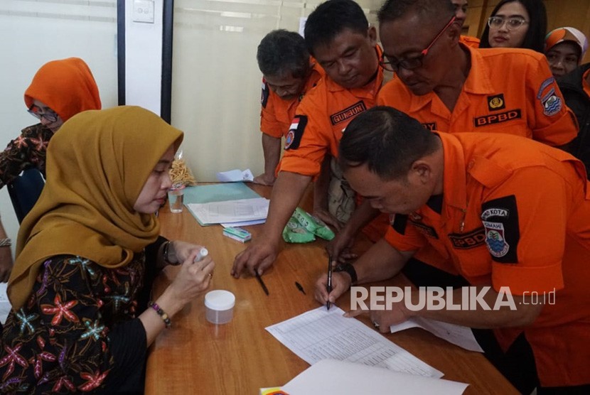 Pemerintah Kota (pemkot) Cimahi melalui Badan Pengelola Kepegawaian dan  Sumberdaya Manusia Daerah (BPKSMD) melakukan tes urine ke ratusan pegawai  negeri sipil (PNS) di Gedung A dan Gedung B, Pemkot Cimahi. Pemkot  menargetkan 500 PNS ikut tes urine kali ini. 