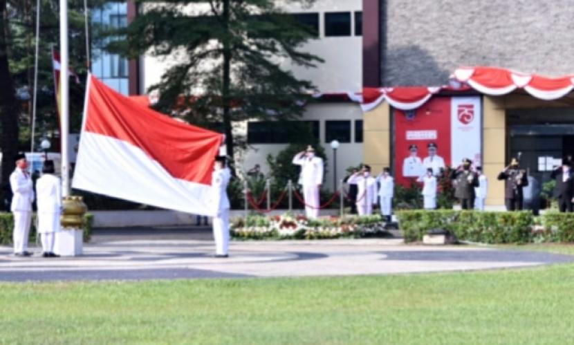 Pemerintah Kota (Pemkot) Depok memaknai Hari Ulang Tahun (HUT) ke-75 Kemerdekaan Republik Indonesia (RI) dengan fokus menangani kesehatan di tengah pandemi virus Corona (Covid-19). Pelaksanan upacara dilakukan terbatas hanya diikuti Wali Kota Depok, Kapolrestro Depok dan Komandan Kodim Depok serta hanya dilaksanakan satu pasukan Paskibraka dan satu pasukan peserta upacara dari unsur Polri dan TNI yang berlangsung di lapangan Balai Kota Depok, Senin (17/8).