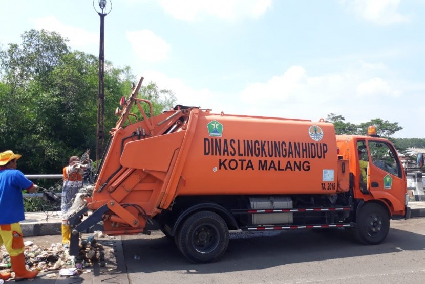 Malang Segera Miliki Polisi Lingkungan. Pemerintah Kota (Pemkot) Malang bersama sejumlah instansi melakukan bersih-bersih sampah di Jembatan Pasar Gadang, Kota Malang.