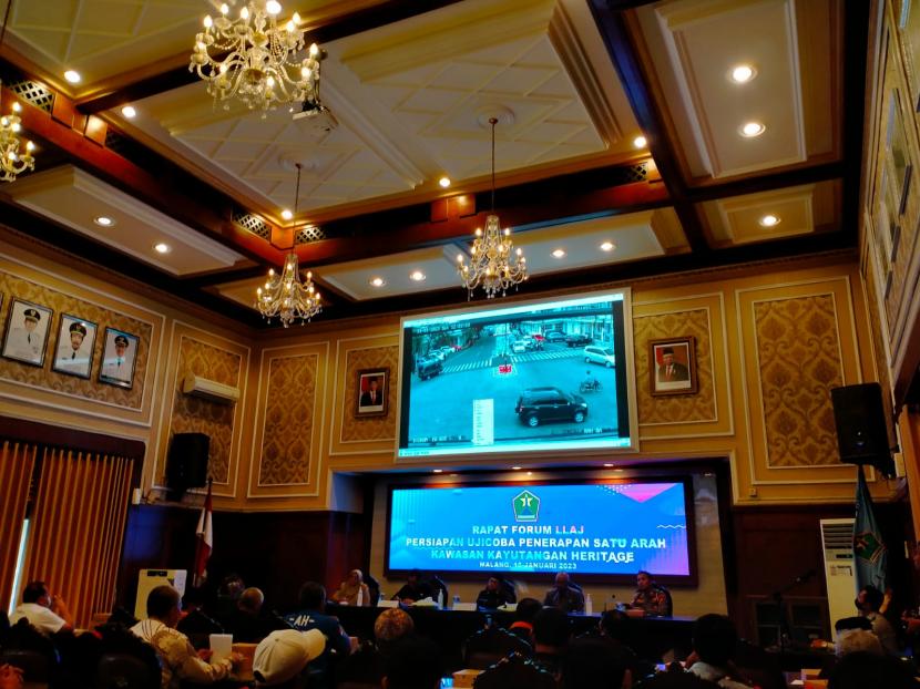 Pemerintah Kota (Pemkot) Malang melaksanakan rapat persiapan ujicoba penerapan satu arah kawasan Kayutangan Heritage di Balai Kota Malang, Senin (16/1/2023). 