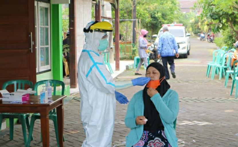 Pemerintah Kota (Pemkot) Malang melaksanakan rapid test antigen massal di Perumahan Bukit dan Permata Hijau, Tlogomas, Lowokwaru, Kota Malang, Senin (17/5).